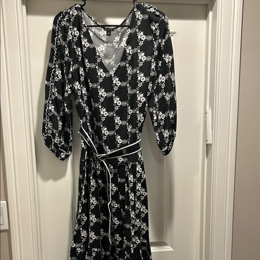 Ann Taylor size 6 Black and White Floral V- neck Belted Dress
